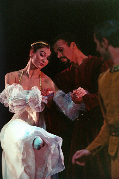 Sabrina Vitangeli ed Eric Vu An sono Desdemona e Otello in 'The Moor’s Pavane'