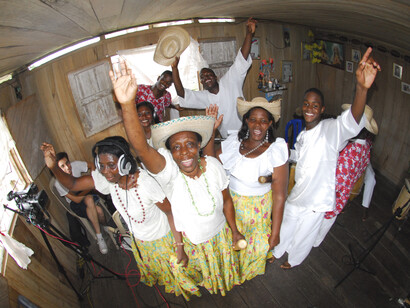 María Faustina Orobio Solís e il suo gruppo, ph. Lucho Osorio Paez (Resistencia Music). Los Curruleros de Guapi: Un viaggio nella musica tradizionale colombiana