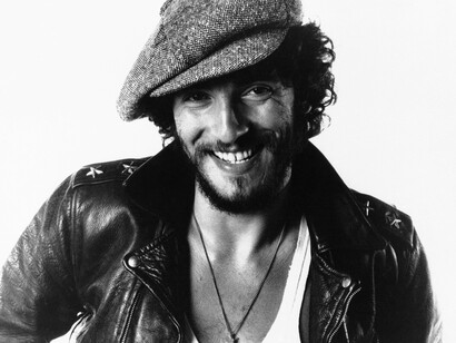 Bruce Springsteen en la sesión fotográfica para el álbum de 1975, «Born to run»