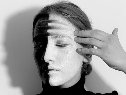 Viso triste di donna in bianco e nero. Accettazione e resilienza: trovare la forza di sorridere nonostante le sfide