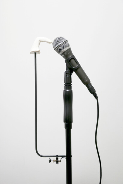 Lea Managil
Scratch
2020
Microphone, silicone index finger, mini DC motor, microphone stand, amplifier
155 × 60 × 60 cm
unique ©Samuel Duarte