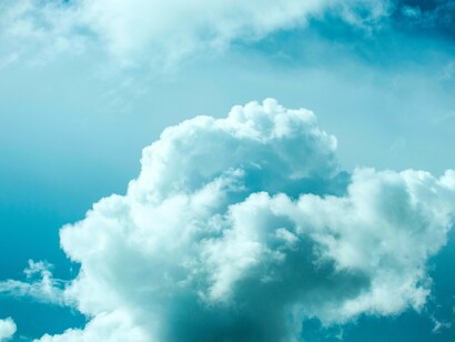 Grandes nubes cubren el cielo celeste