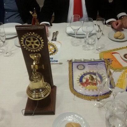 La campana utilizada por el presidente del club para abrir la sesión