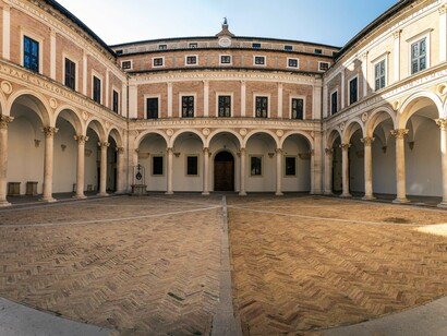 Palazzo di Collegio Raffaello, cortile (XVIII secolo)n foto Christian Bolognese