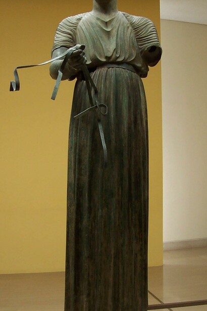 Auriga di Delfi, ispirazione dell'abito