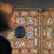 Looking at the Mille-fleur tapestry, which once belonged to Philip the Good (Brussels(?), ca 1466)
© Bernisches Historisches Museum, Bern. Photo Nadja Frey