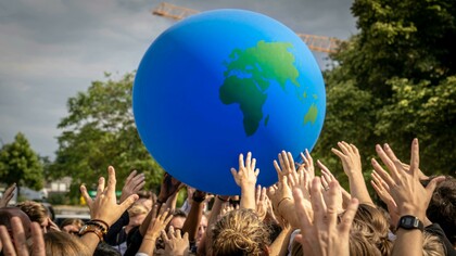 Em 2025, já não falamos mais em "mudança climática" como um fenômeno futuro — ela está aqui, implacável, batendo à porta de nossas casas, transbordando pelas janelas, infiltrando-se nas paredes das cidades. Os alertas que por décadas foram sussurrados por cientistas e ambientalistas se tornaram o novo alarme matinal do planeta. E, infelizmente, a maioria das respostas ainda é tímida, quando não inexistente