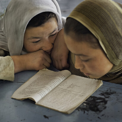 Afganistão, meninas aprendendo a ler. Fotografia Steve McCurry