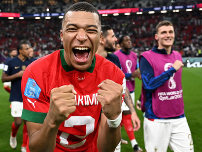 El francés Kylian Mbappé, con la camiseta de su amigo, el marroquí Achraf Hakimi, celebra el pase a la final del Mundial