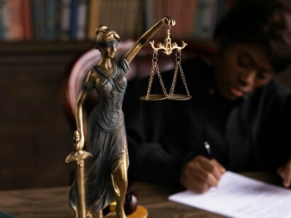 Juíza exercendo sua função. No Brasil, a Constituição Federal assegura o direito à saúde como um dever do Estado. Isso cria um ambiente em que o Poder Judiciário frequentemente intervém para garantir esse direito, emitindo decisões que obrigam a União, estados ou municípios a custear tratamentos e medicamentos