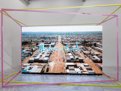 Hito Steyerl, Der menschheit ist die kugel bei einem ohr hinein und beim anderen herausgeflogen, ausstellungsansicht. Mit freundlicher genehmigung von MAK