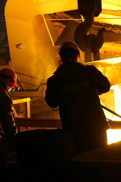 Pense, por exemplo, em uma empresa de tecnologia que vale bilhões de dólares, mas não produz um único bem físico. Sua riqueza está em sua propriedade intelectual, em seus algoritmos e em sua capacidade de influenciar o mercado. Mas o que aconteceria se a infraestrutura que a sustenta, a energia que a alimenta e os bens de consumo que seus funcionários usam, não existissem mais? A riqueza financeira, nesse cenário, se desintegra