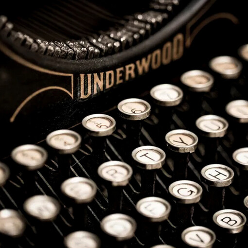 Acercamiento a una máquina de escribir antigua
