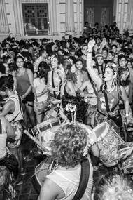 Grupo de percussão nas ruas de João Pessoa, Paraíba.  Há uma trama física, há uma energia moroncial durante sua manifestação que não está nem no material nem no espiritual. Moroncial é entendido segundo o Livro de Urântia, nem na terra, nem no céu, seria o imaginário que contempla o tempo inqualificável, que transborda e faz do folclore um lugar de deidade, onde pode-se afirmar, que o patrimônio imaterial se alimenta de todo nível absonito existentes nas culturas populares, onde não podemos encontrar o seu começo nem o seu fim