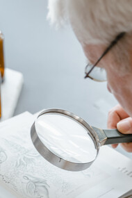 Homem mais velho estuda flores e seus aromas para aprender a desenvolver perfumes de notas amadeiradas