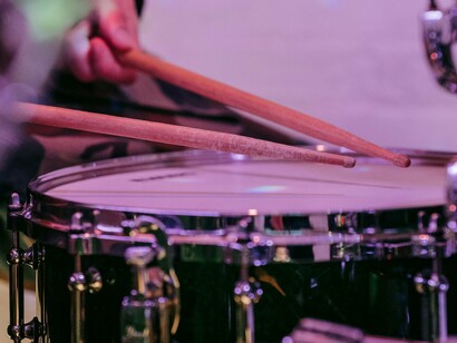 Bateria. O rock 'n'roll, desde suas origens, é caracterizado por um ritmo dinâmico e vibrante, capaz de transmitir uma vasta gama de emoções. Este gênero musical, que surgiu na década de 1950, encontrou nas melodias intensas e nos ritmos pulsantes uma forma de expressar sentimentos profundos e muitas vezes contraditórios, como alegria, excitação, angústia e frustração



