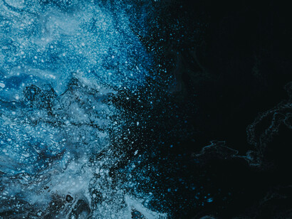 Ici se déploie le mystère d’un passage invisible, où la puissance cherche l’acte et laisse flotter l’énigme de la continuité