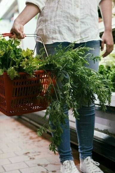 Por isso, mesmo sabendo disso tudo, continuo acreditando que sim, a gente deve comprar comida pela embalagem. Mas não olhando só rapidamente para a frente dela. A parte que realmente devemos nos dedicar a entender é a parte de trás: a lista de ingredientes e a tabela nutricional