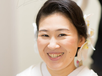 Shiori's headdress is being applied