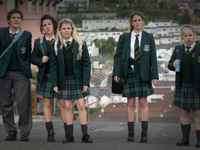 Fotograma de la serie de televisión «Derry Girls», creada y escrita por Lisa McGee