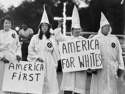 Miembros del Ku Klux Klan tan contentos