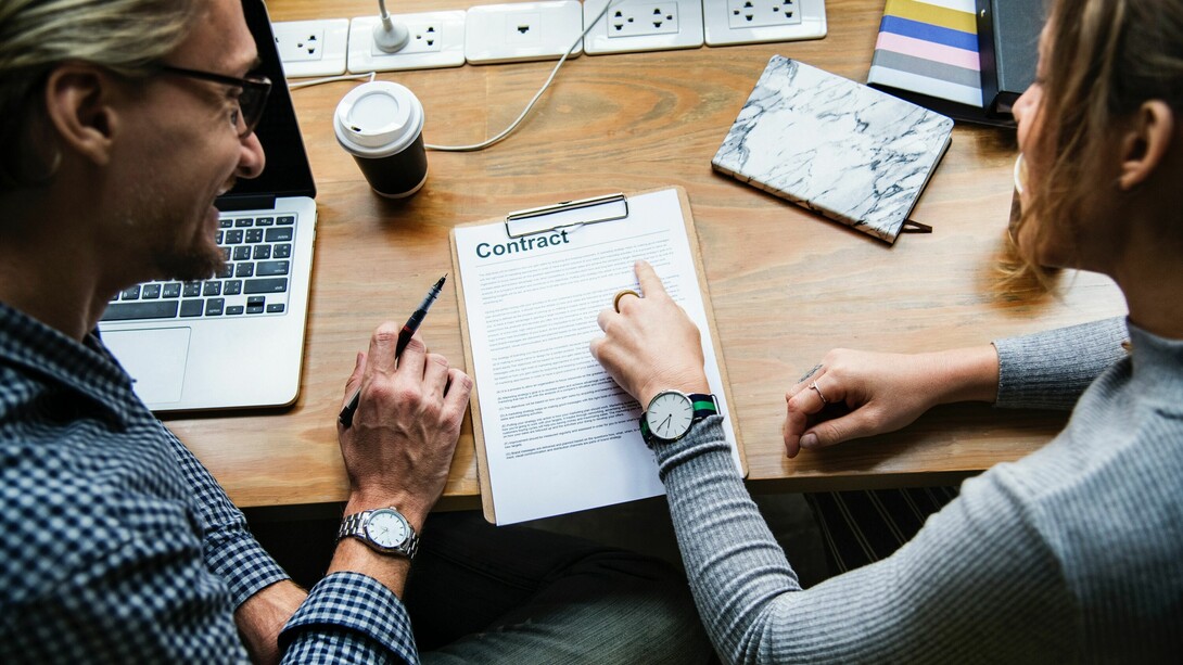 Firmando un contrato de trabajo