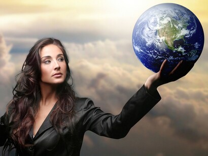 Mulher com o mundo em suas mãos