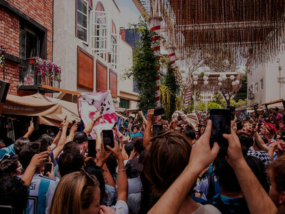 En el barrio de Miraflores en Lima Perú, los aficionados de la selección peruana se reúnen frente a un edificio, por motivo de la Copa Mundial de la FIFA 2022