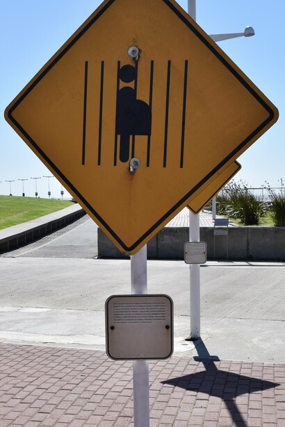 Intervención urbana "Carteles de la memoria" (1999-2010), con carteles en honor a las víctimas del terrorismo de estado en la Argentina, Parque de la Memoria, Ciudad de Buenos Aires