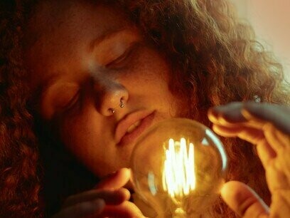 Garota observa lâmpada elétrica. O século XIX testemunhou uma série de descobertas e invenções que pavimentaram o caminho para a era moderna da eletricidade. Michael Faraday, com suas pesquisas sobre indução eletromagnética, descobriu que uma corrente elétrica podia ser gerada movendo um ímã através de um condutor, princípio que levou ao desenvolvimento dos geradores elétricos