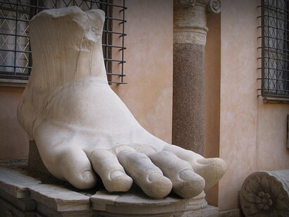 Pé esquerdo de Constantino em exposição no museu Capitolinos em Roma, Itália