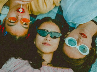 Amigas se divertem juntas. Quanto aos problemas, quem não os tem? Grandes problemas, pequenos problemas, eu não acredito que eles chegam com tamanho definido, cada um de nós dá-lhes o tamanho que deseja que ele tenha