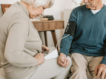 Pessoa medindo a pressão arterial. Ter uma boa higiene