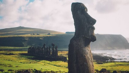 Rapa Nui, Cile. L'Isola di Pasqua, conosciuta anche come Rapa Nui, dal nome dell’antico popolo che la abitava, è famosa per le sue enigmatiche statue moai, che hanno suscitato l'interesse e la curiosità del mondo intero