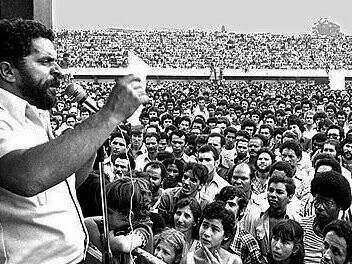 Luiz Inácio Lula da Silva participa de uma assembleia com metalúrgicos do ABC, no final dos anos 1970, quando se consolidava como uma das principais lideranças do movimento sindical brasileiro. A experiência de organização dos trabalhadores nas greves do ABC seria decisiva para a construção de uma nova força política no país