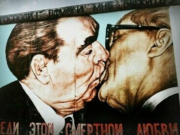 Geopolítica da fome de Josué de Castro é considerada a obra inaugural da escola geográfica dos estudos geopolíticos. Publicada em 1952, ela superou todos os simplismos dos aportes materialistas e toda a proeminência excessivamente estatocêntrica dos aportes da escola estatista nascente
