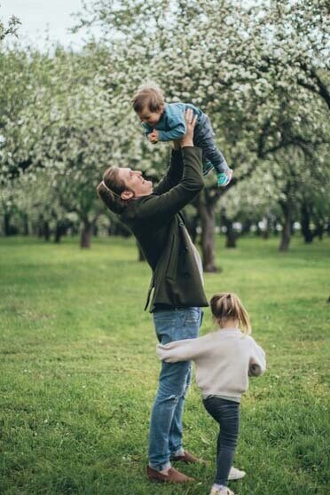 Padre jugando con sus hijos