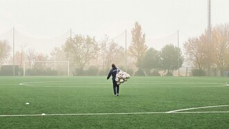 Il calcio italiano oggi si muove in una zona intermedia, sospeso tra la memoria di un passato dominante e la consapevolezza di un presente ridimensionato