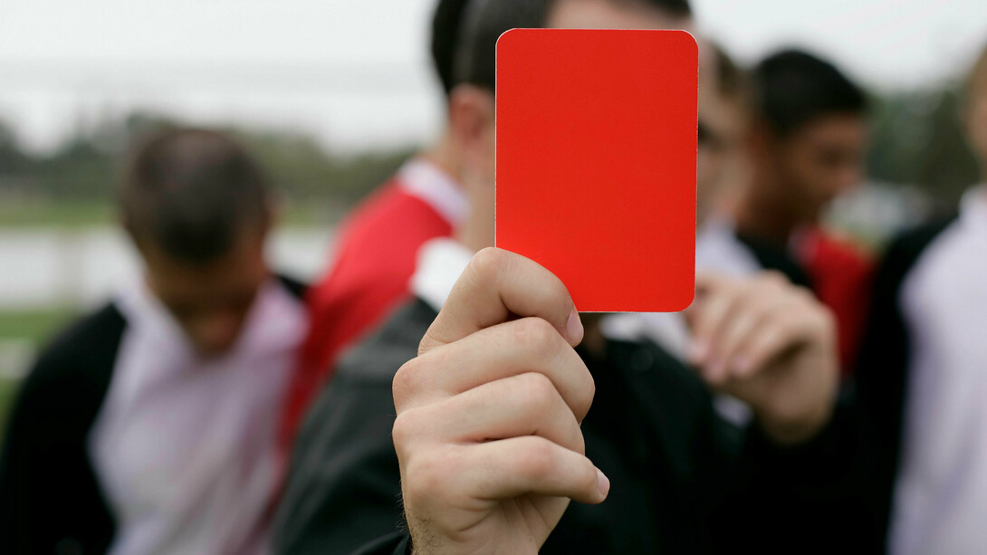 Carton rouge. Doit-on assainir, nettoyer ou purger le monde du ballon rond ?