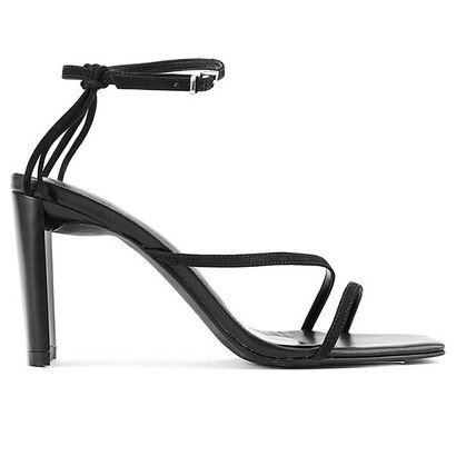 Le scarpe per le donne sono irresistibili armi di seduzione