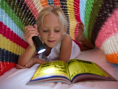 Una niña leyendo