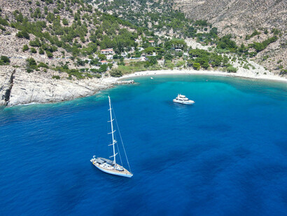 Un velero y un yate en Icaria, Grecia