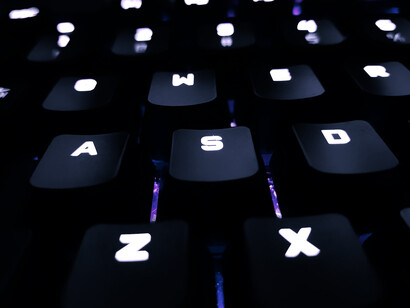 Algoritmo. La macchina continua, così, analizzando le parole e nidificando una struttura dentro un’altra, fino ad arrivare alla struttura elementare, quella che determina la singola parola, successiva all’ultima parola già scritta