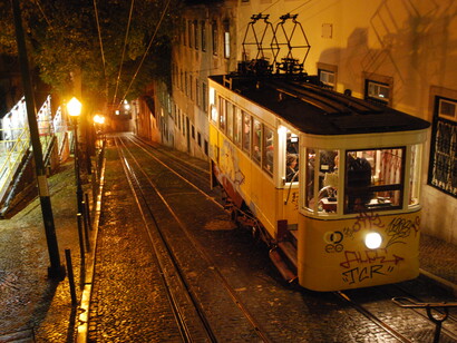 Los típicos tranvías lisboetas deben hacer frente a las no menos características cuestas de la capital lusa