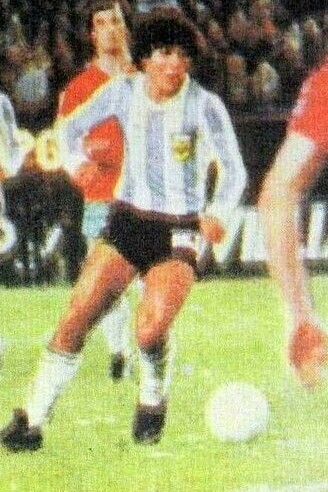 Tarjetas intercambiables con imágenes de Diego Armando Maradona jugando junto a la selección argentina de fútbol, 1979