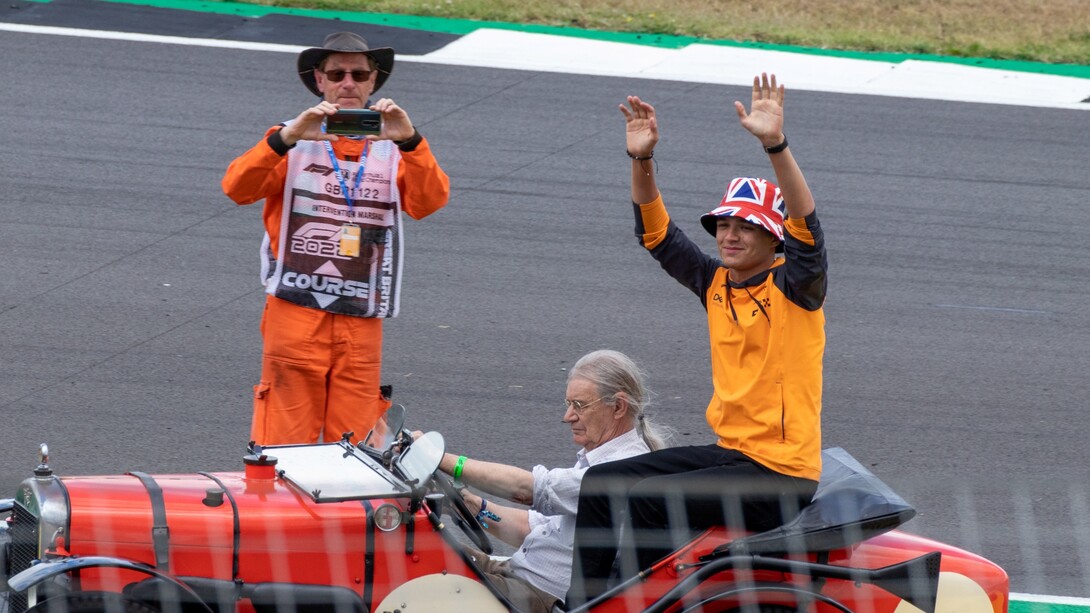 Lando Norris è un giovane pilota britannico noto per la sua incredibile velocità e precisione in pista, che lo hanno reso uno dei talenti emergenti più promettenti della Formula 1