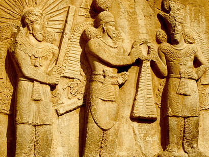 Bajorrelieve que muestra a Artajerjes II (derecha) asumiendo el trono: en medio, el dios Ahura Mazda y a la izquierda el gran Mitra, santificando el acto