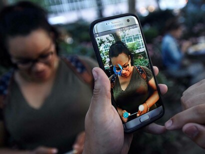 Jugando a Pokémon Go