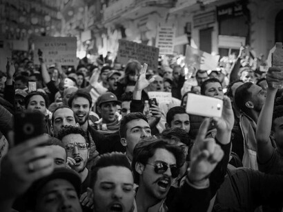 Folle si riuniscono per manifestare: fare tutto il possibile per fare ciò che si ritiene giusto e non lasciare che le cose vadano per il loro verso