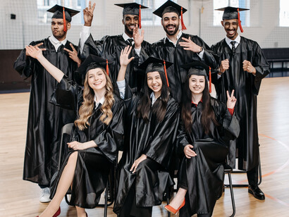 Estudantes do terceiro ano do Ensino Médio se reúnem em foto de formatura